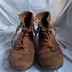 Short winter boots